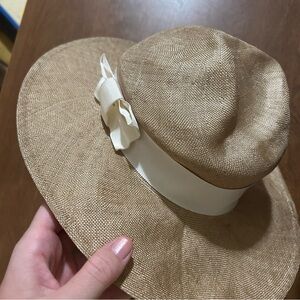 Liz Claiborne hat